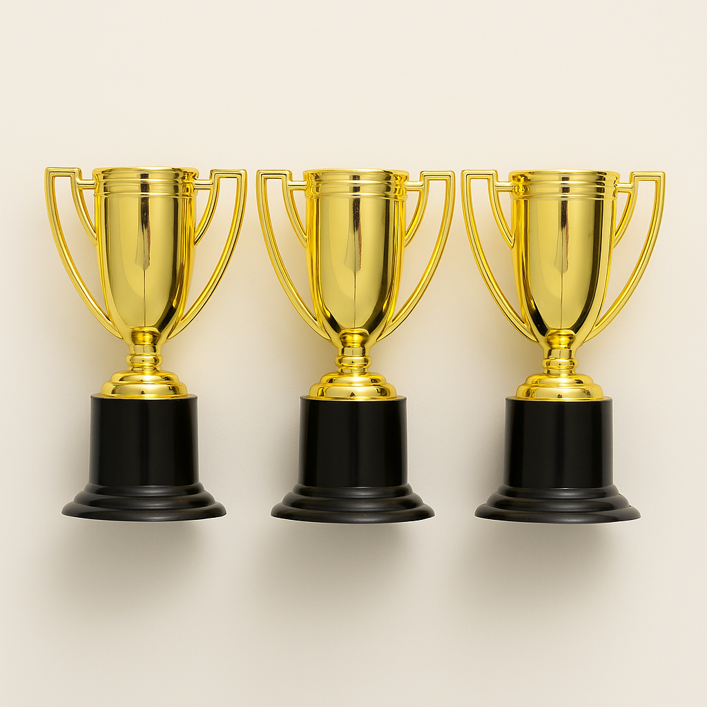 🏆 Mini Trophy Set – 3-Pack Gold Plastic Trophies for Parties & Awards 10cm H. Three gold trophies on black bases.